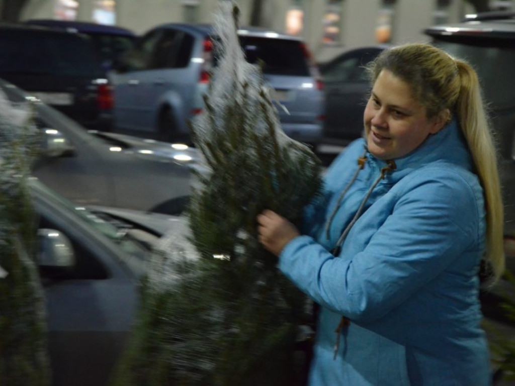 Święty Mikołaj w MultiBox Głogów rozdał setki prezentów i choinek. Świetna zabawa dla całych rodzin
