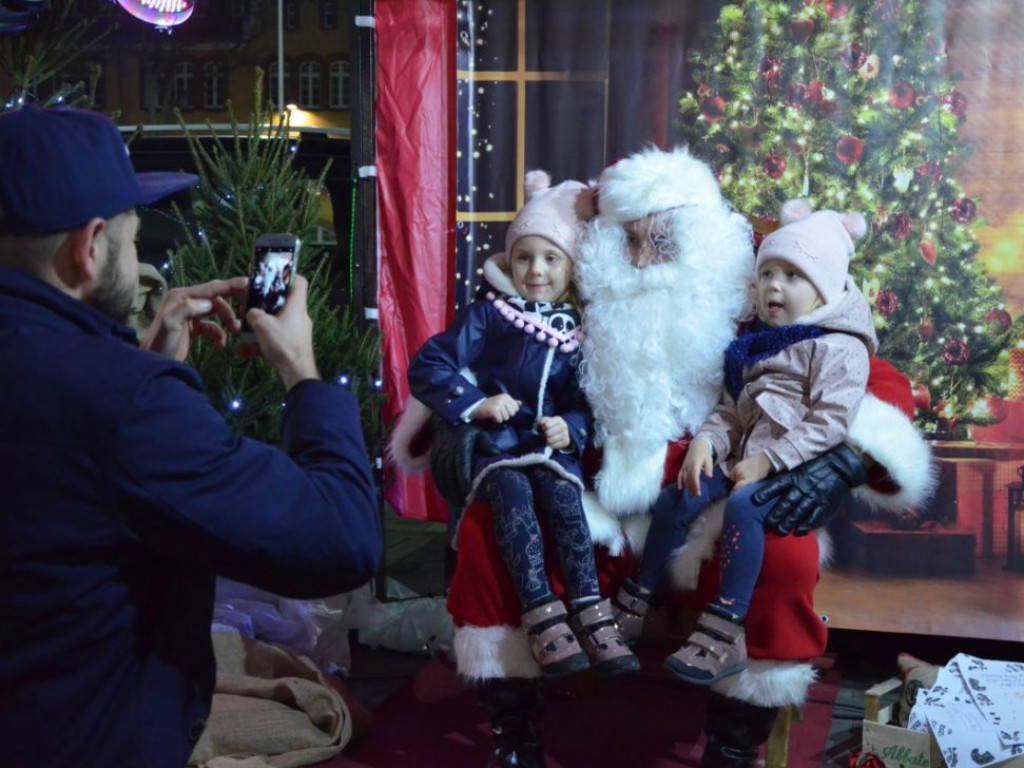 Święty Mikołaj w MultiBox Głogów rozdał setki prezentów i choinek. Świetna zabawa dla całych rodzin