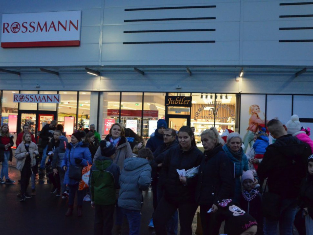 Święty Mikołaj w MultiBox Głogów rozdał setki prezentów i choinek. Świetna zabawa dla całych rodzin