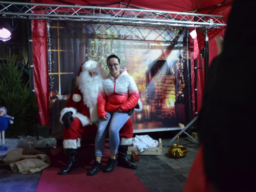 Święty Mikołaj w MultiBox Głogów rozdał setki prezentów i choinek. Świetna zabawa dla całych rodzin