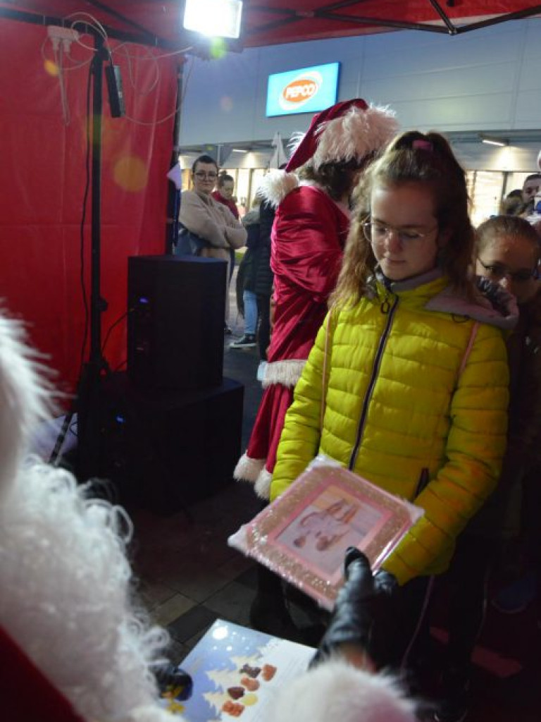 Święty Mikołaj w MultiBox Głogów rozdał setki prezentów i choinek. Świetna zabawa dla całych rodzin