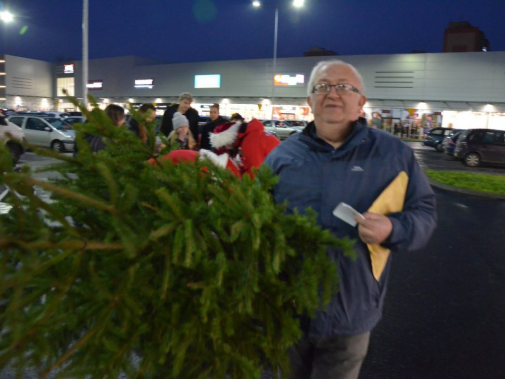 Święty Mikołaj w MultiBox Głogów rozdał setki prezentów i choinek. Świetna zabawa dla całych rodzin