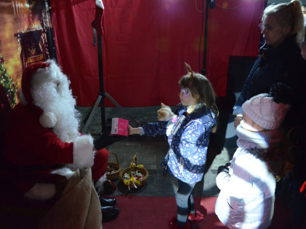 Święty Mikołaj w MultiBox Głogów rozdał setki prezentów i choinek. Świetna zabawa dla całych rodzin