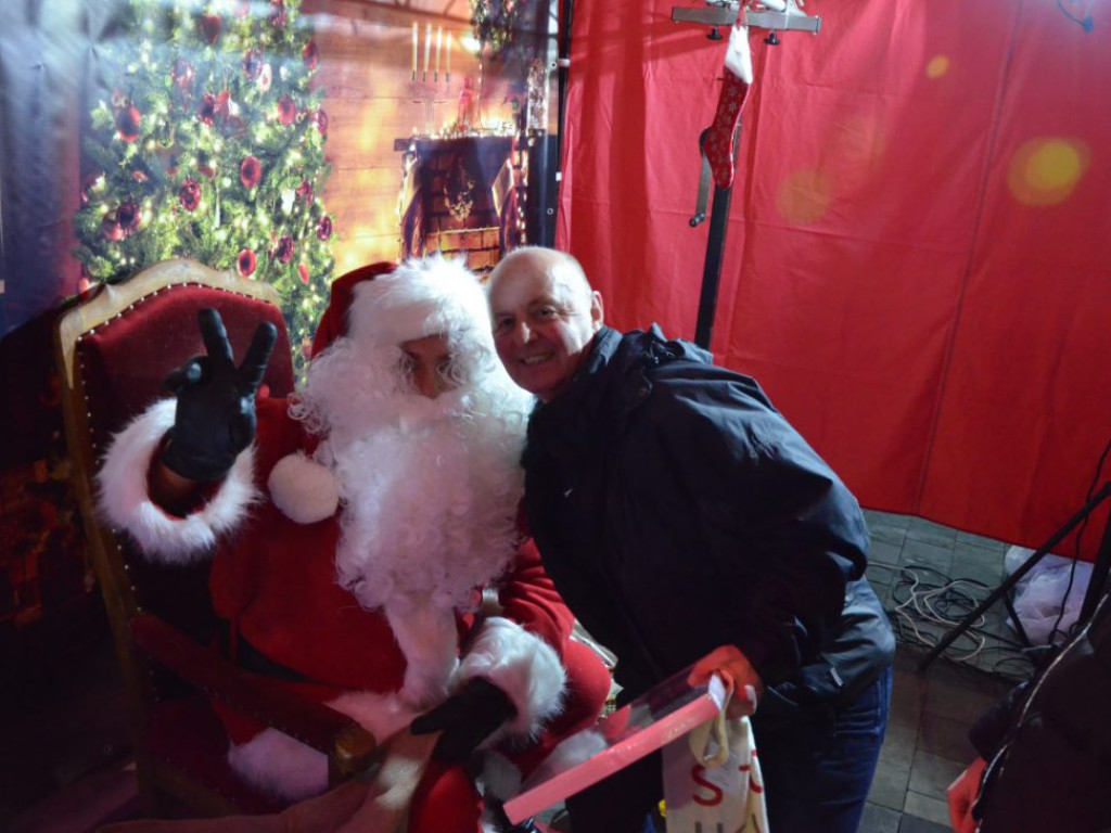 Święty Mikołaj w MultiBox Głogów rozdał setki prezentów i choinek. Świetna zabawa dla całych rodzin