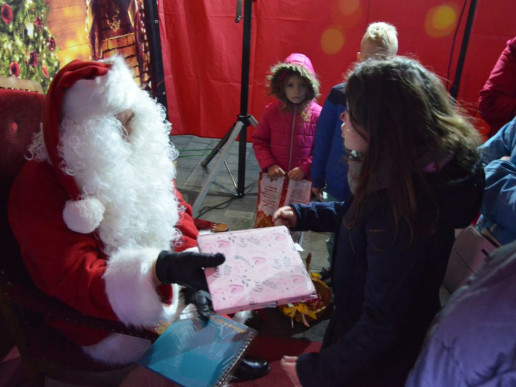 Święty Mikołaj w MultiBox Głogów rozdał setki prezentów i choinek. Świetna zabawa dla całych rodzin