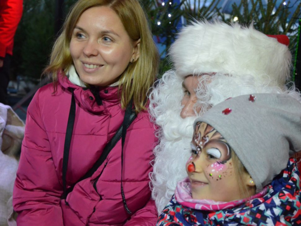 Święty Mikołaj w MultiBox Głogów rozdał setki prezentów i choinek. Świetna zabawa dla całych rodzin