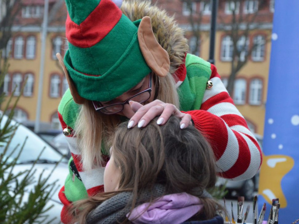 Święty Mikołaj w MultiBox Głogów rozdał setki prezentów i choinek. Świetna zabawa dla całych rodzin