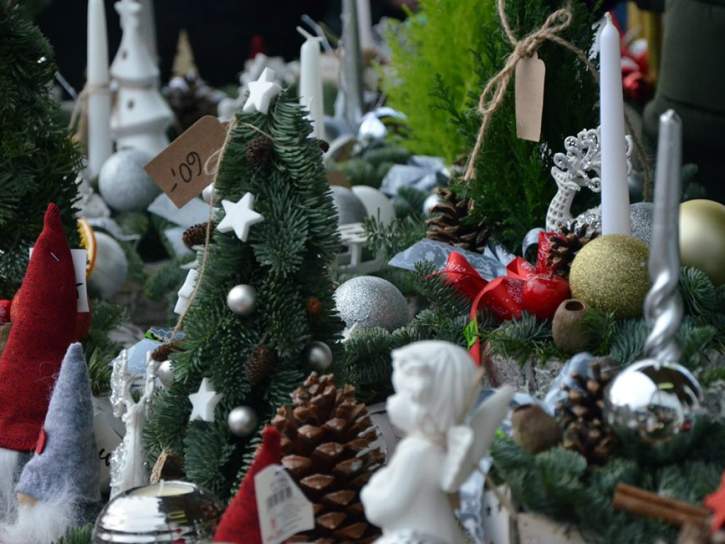 Tłumy na jarmarku na Pchlim Targu. Sery, wędliny, ozdoby... dużo tego!