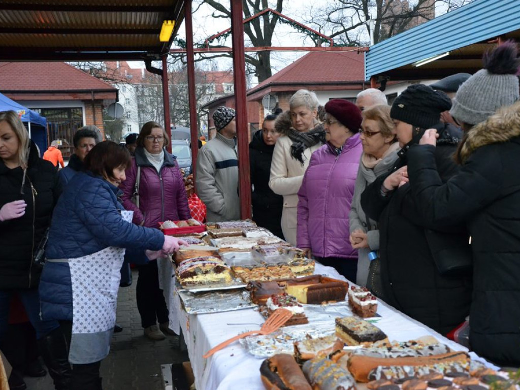 Tłumy na jarmarku na Pchlim Targu. Sery, wędliny, ozdoby... dużo tego!