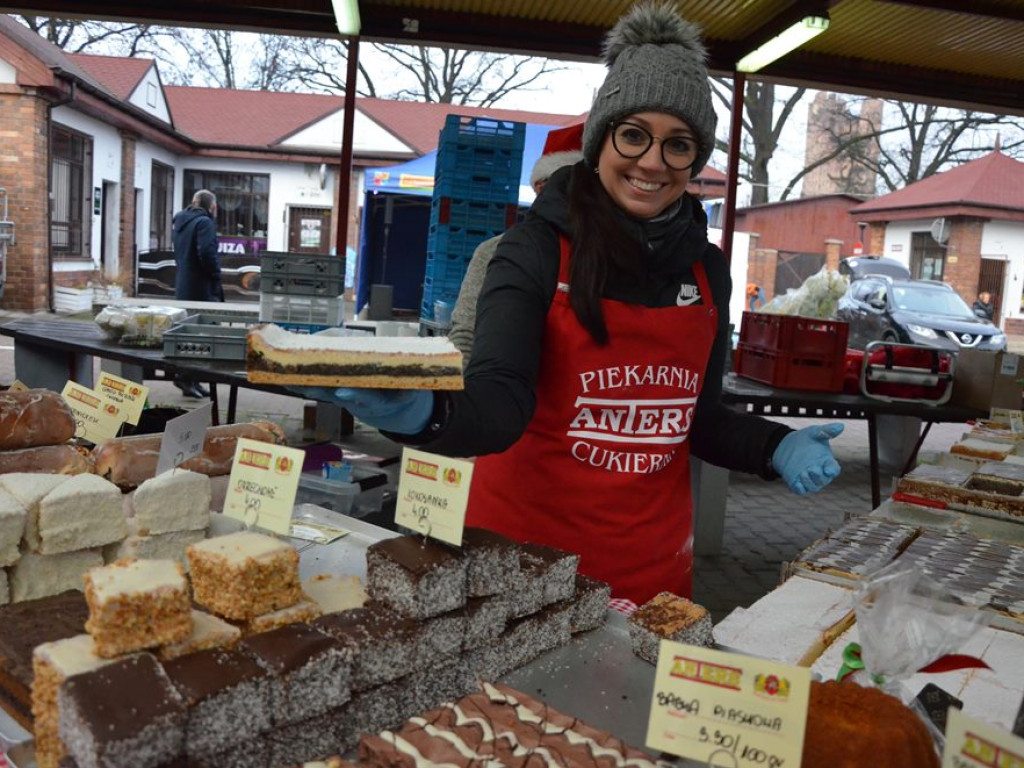 Tłumy na jarmarku na Pchlim Targu. Sery, wędliny, ozdoby... dużo tego!