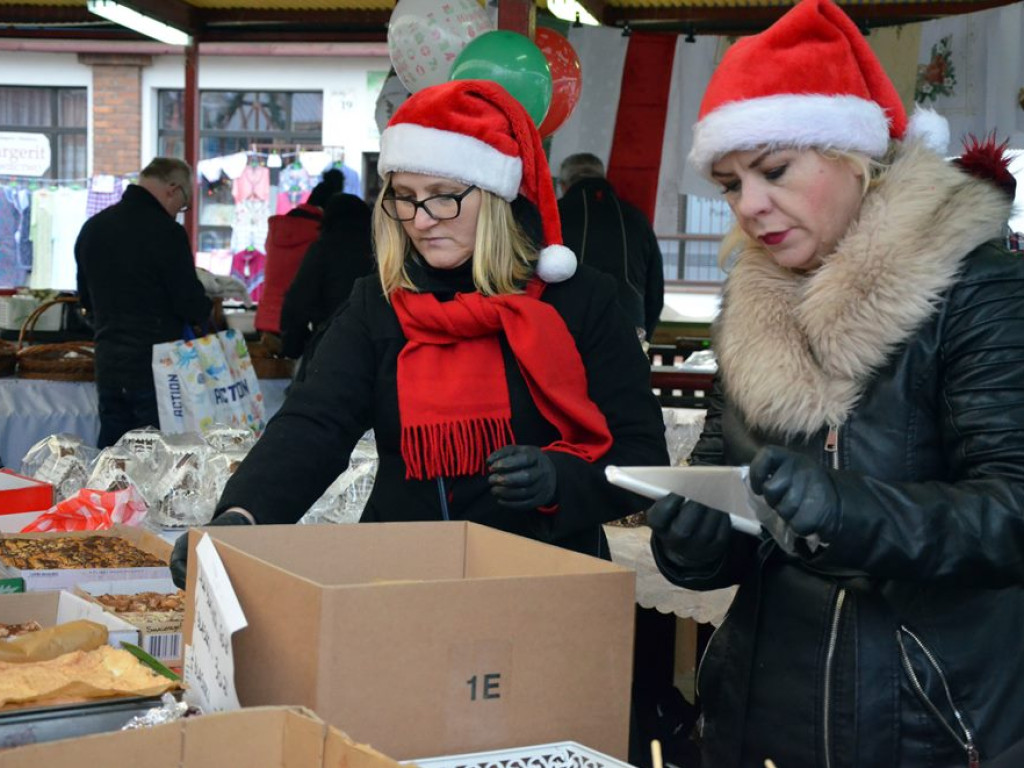 Tłumy na jarmarku na Pchlim Targu. Sery, wędliny, ozdoby... dużo tego!