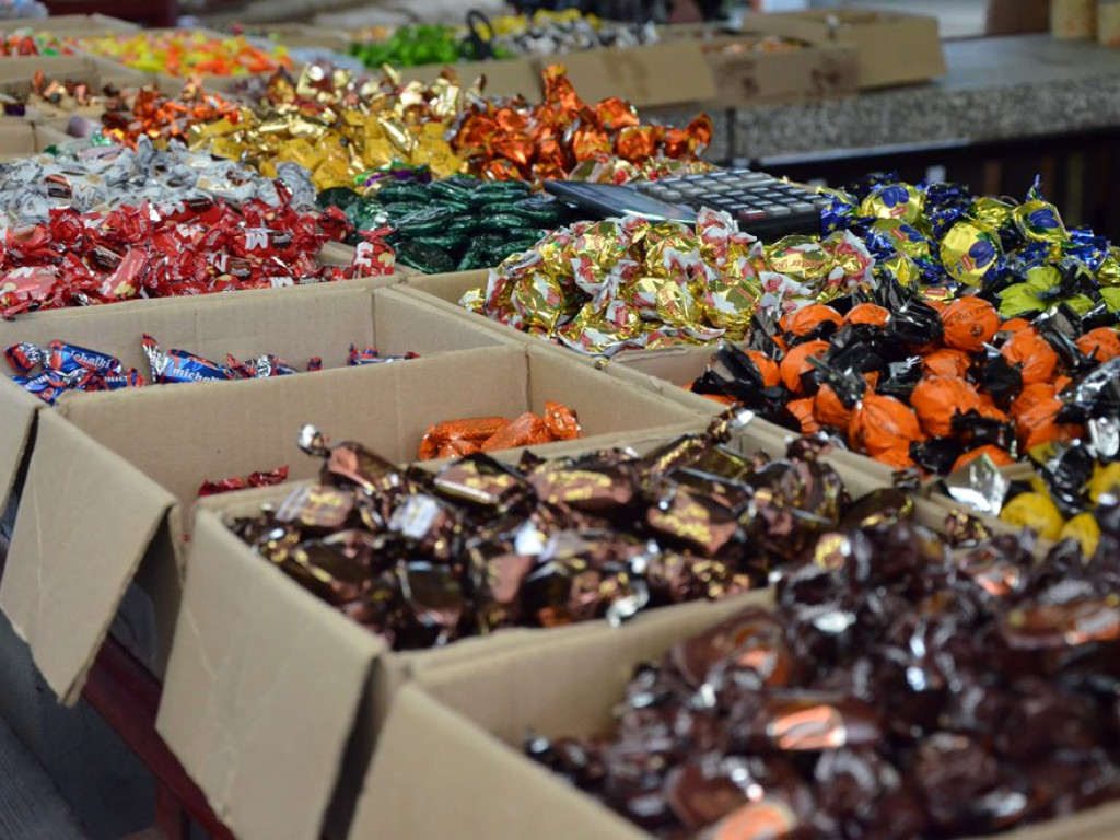 Tłumy na jarmarku na Pchlim Targu. Sery, wędliny, ozdoby... dużo tego!