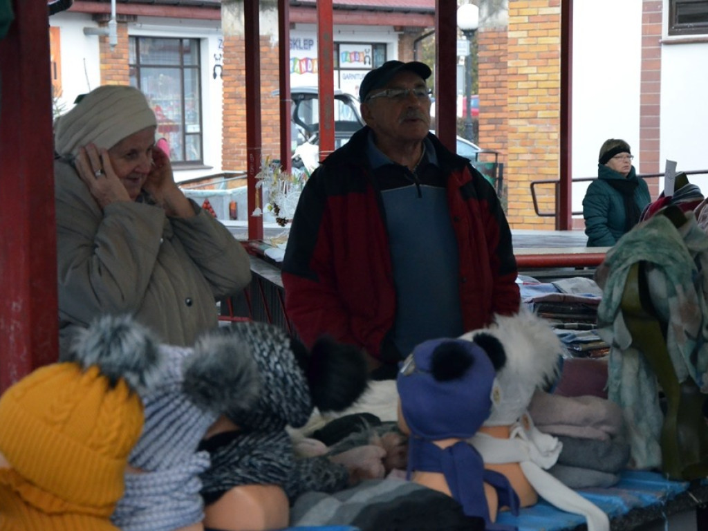 Tłumy na jarmarku na Pchlim Targu. Sery, wędliny, ozdoby... dużo tego!