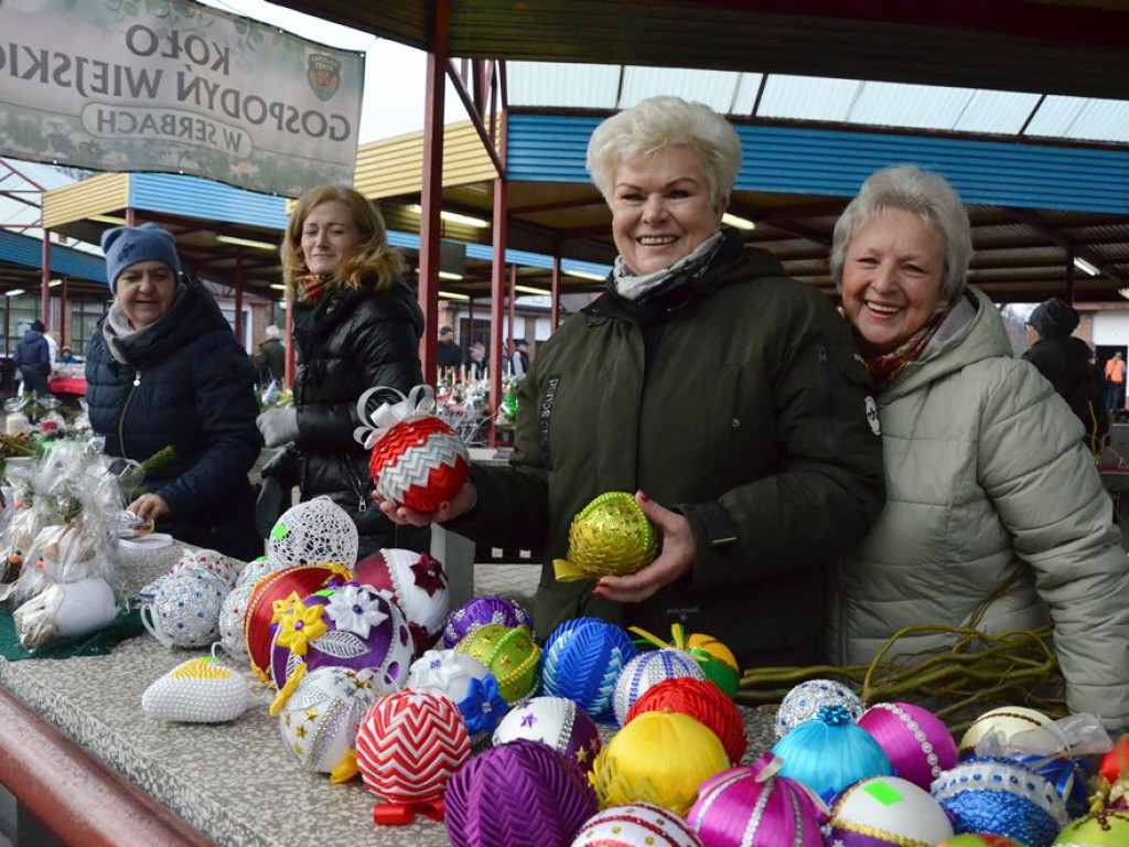 Tłumy na jarmarku na Pchlim Targu. Sery, wędliny, ozdoby... dużo tego!