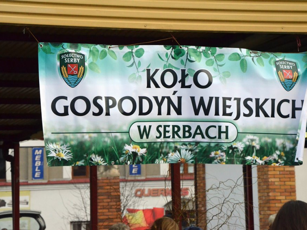 Tłumy na jarmarku na Pchlim Targu. Sery, wędliny, ozdoby... dużo tego!