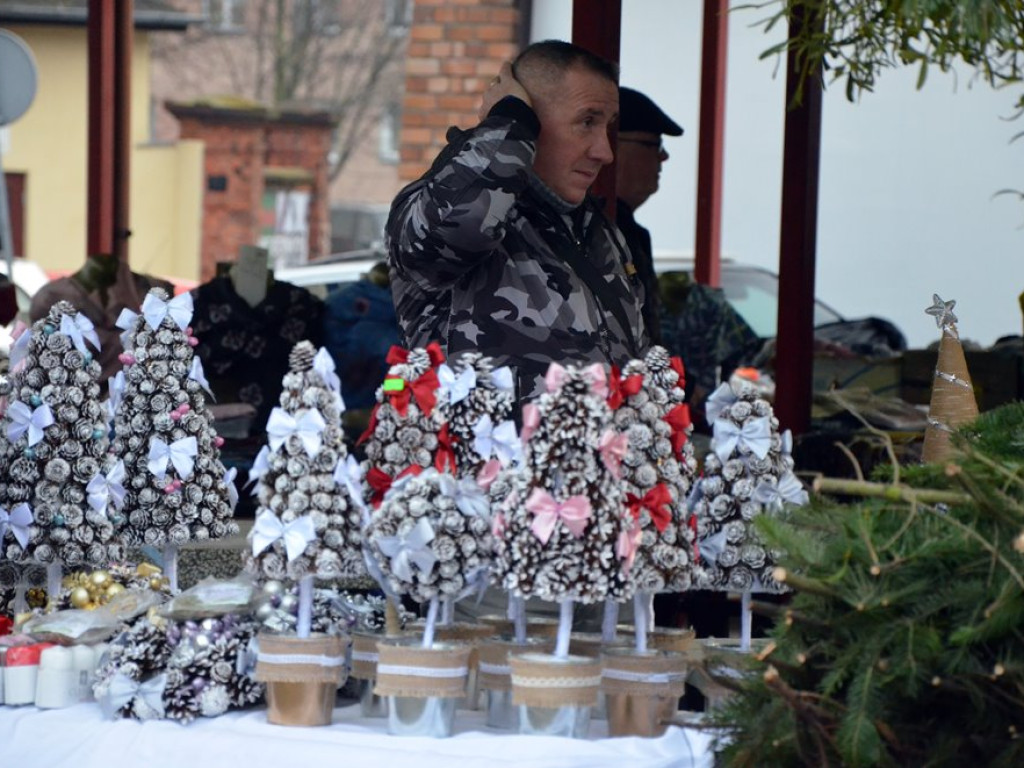 Tłumy na jarmarku na Pchlim Targu. Sery, wędliny, ozdoby... dużo tego!