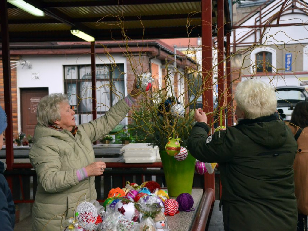 Tłumy na jarmarku na Pchlim Targu. Sery, wędliny, ozdoby... dużo tego!