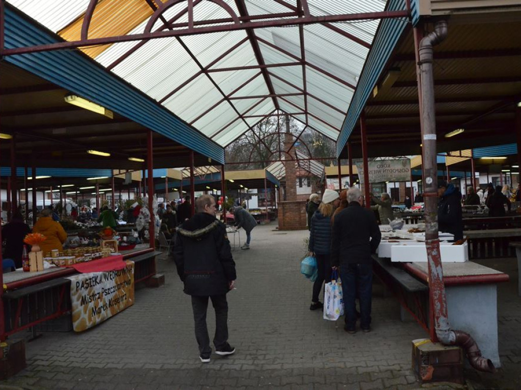 Tłumy na jarmarku na Pchlim Targu. Sery, wędliny, ozdoby... dużo tego!