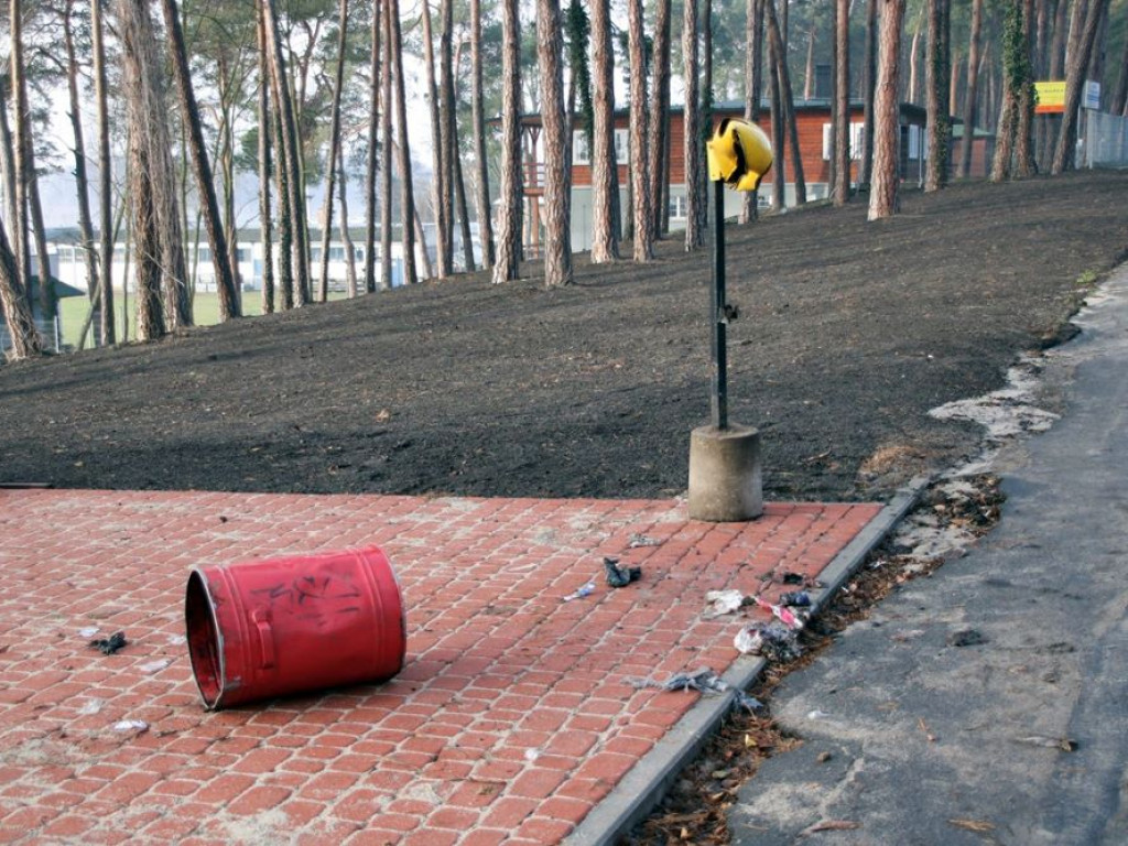 Ktoś urządził sobie rajd samochodem po nowej plaży w Sławie. Duże zniszczenia