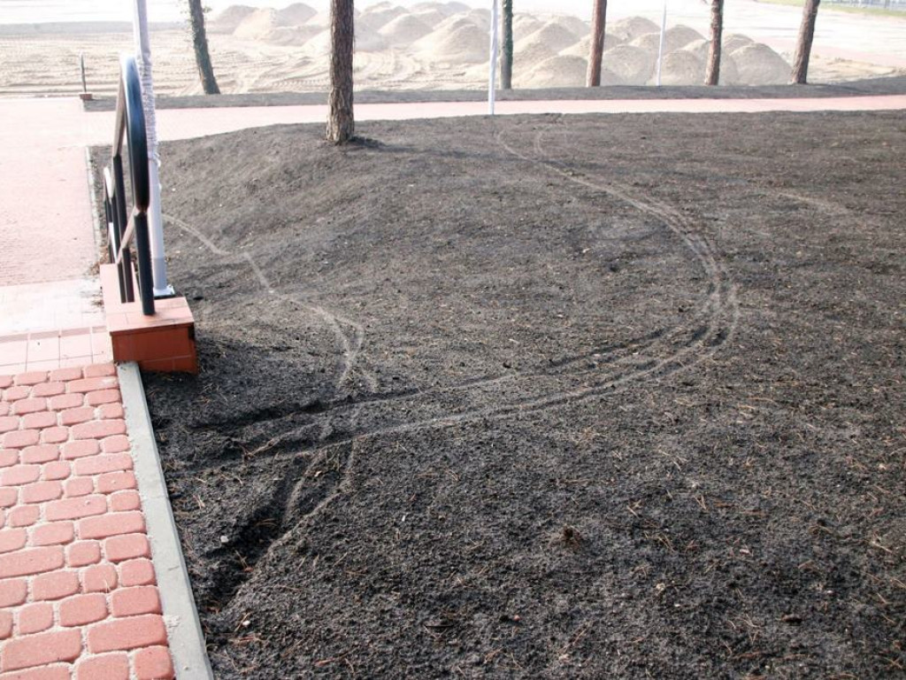 Ktoś urządził sobie rajd samochodem po nowej plaży w Sławie. Duże zniszczenia