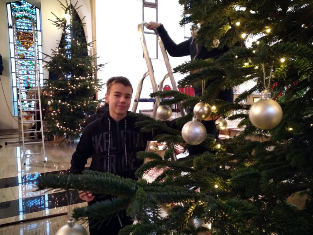 Dzieci ubierały choinki w kościele św. Klemensa w Głogowie
