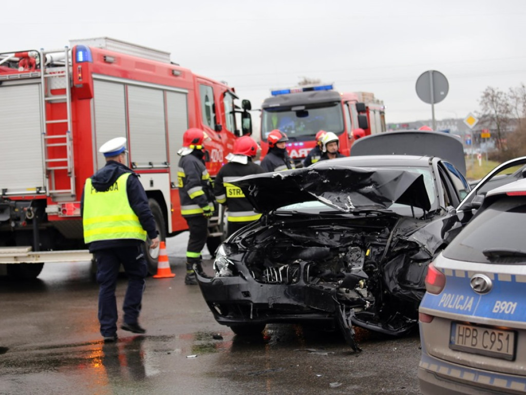 Dwie osoby w szpitalu. Samochody roztrzaskane. Wypadek na krzyżówce ulic Wojska Polskiego i Piłsudskiego w Głogowie