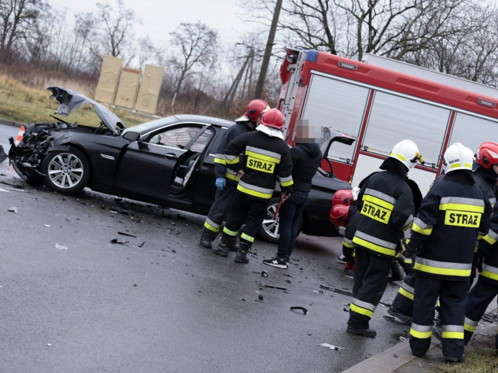 Dwie osoby w szpitalu. Samochody roztrzaskane. Wypadek na krzyżówce ulic Wojska Polskiego i Piłsudskiego w Głogowie
