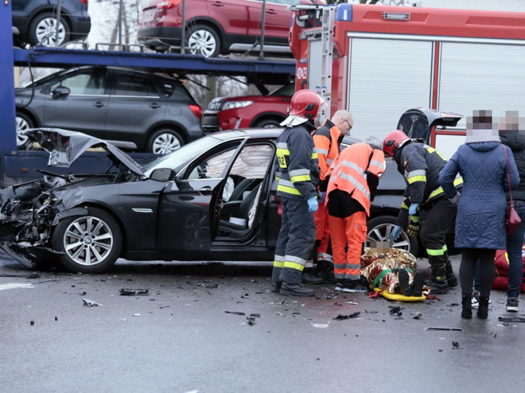 Dwie osoby w szpitalu. Samochody roztrzaskane. Wypadek na krzyżówce ulic Wojska Polskiego i Piłsudskiego w Głogowie