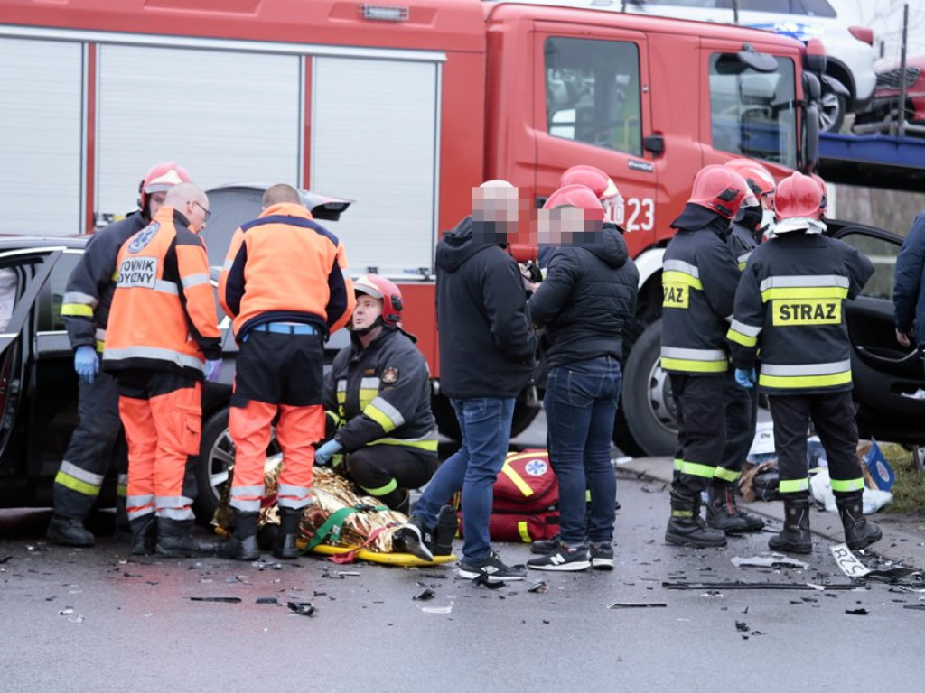 Dwie osoby w szpitalu. Samochody roztrzaskane. Wypadek na krzyżówce ulic Wojska Polskiego i Piłsudskiego w Głogowie