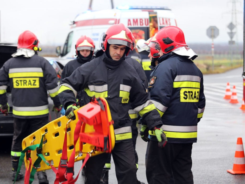 Dwie osoby w szpitalu. Samochody roztrzaskane. Wypadek na krzyżówce ulic Wojska Polskiego i Piłsudskiego w Głogowie