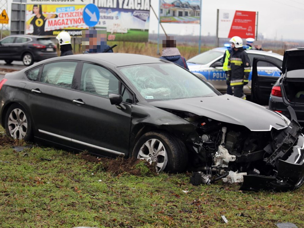 Dwie osoby w szpitalu. Samochody roztrzaskane. Wypadek na krzyżówce ulic Wojska Polskiego i Piłsudskiego w Głogowie