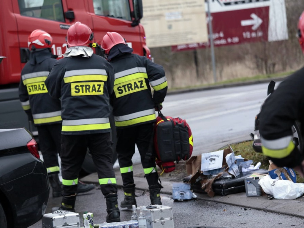 Dwie osoby w szpitalu. Samochody roztrzaskane. Wypadek na krzyżówce ulic Wojska Polskiego i Piłsudskiego w Głogowie