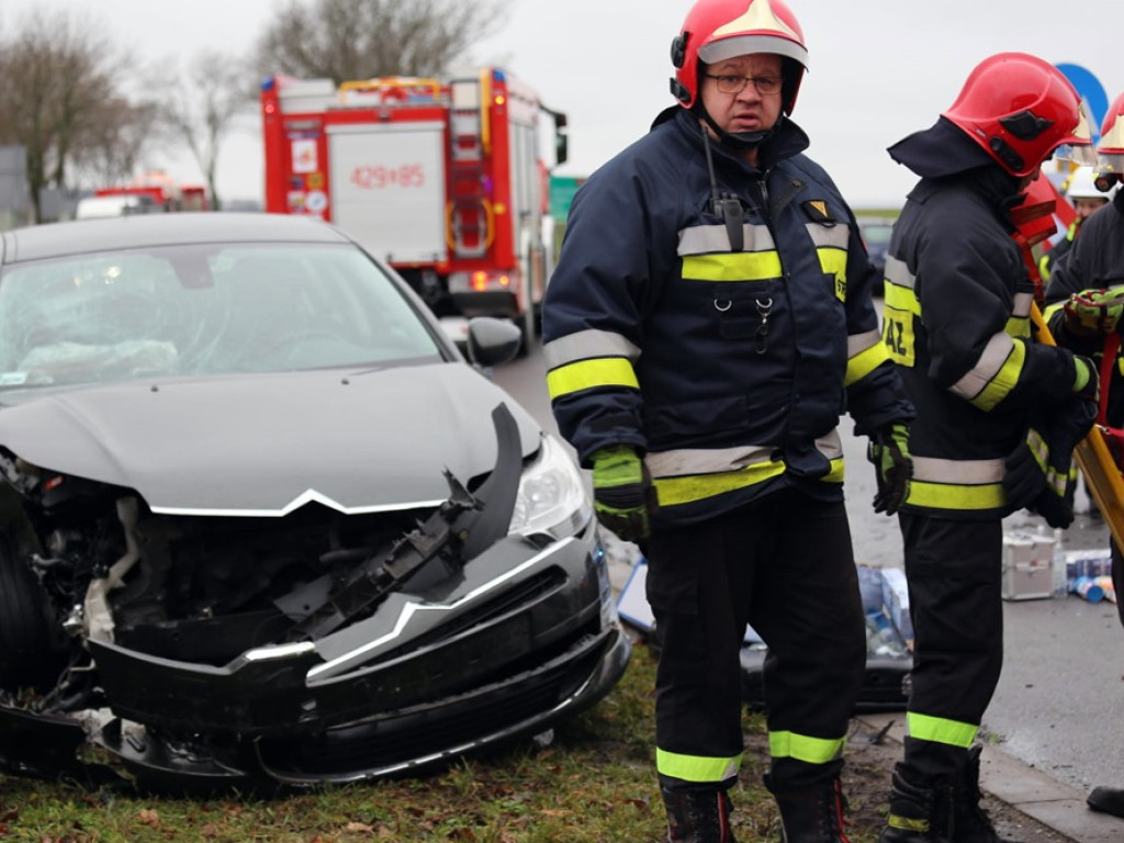 Dwie osoby w szpitalu. Samochody roztrzaskane. Wypadek na krzyżówce ulic Wojska Polskiego i Piłsudskiego w Głogowie