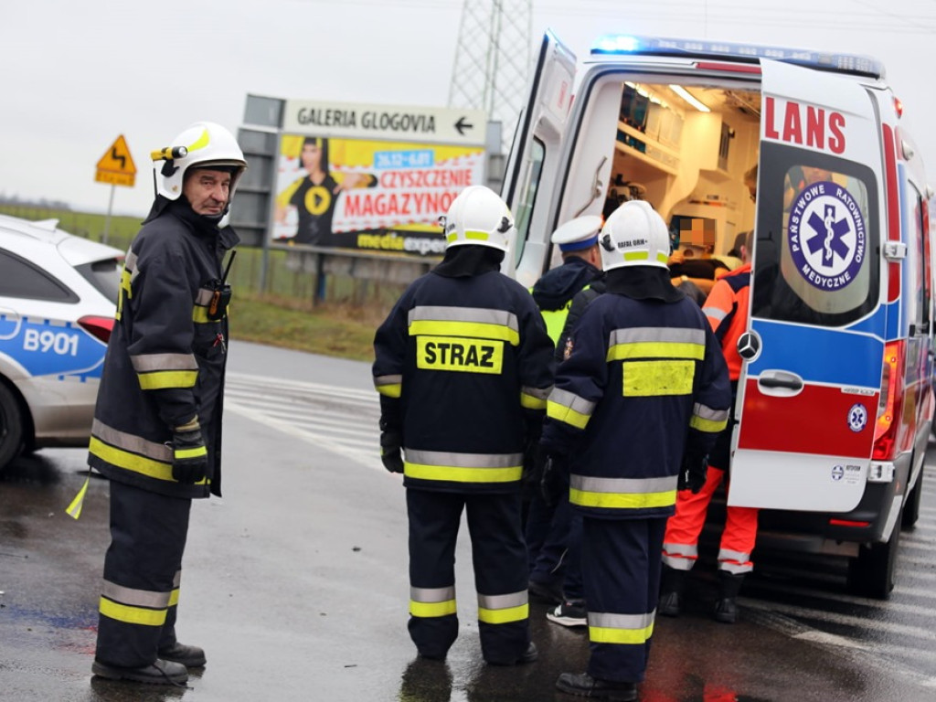 Dwie osoby w szpitalu. Samochody roztrzaskane. Wypadek na krzyżówce ulic Wojska Polskiego i Piłsudskiego w Głogowie