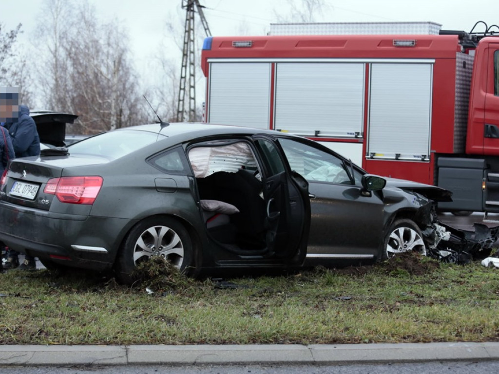 Dwie osoby w szpitalu. Samochody roztrzaskane. Wypadek na krzyżówce ulic Wojska Polskiego i Piłsudskiego w Głogowie