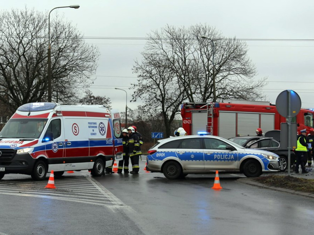 Dwie osoby w szpitalu. Samochody roztrzaskane. Wypadek na krzyżówce ulic Wojska Polskiego i Piłsudskiego w Głogowie