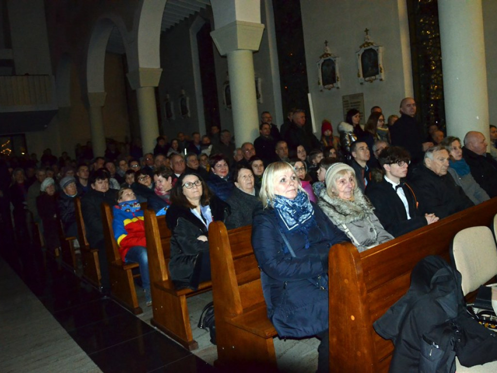 Piękny koncert kolęd podczas pasterki w wykonaniu Klemensiątek