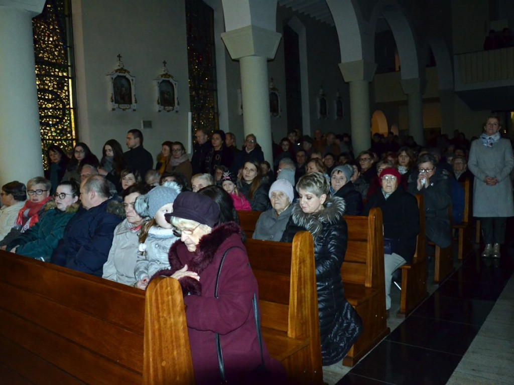 Piękny koncert kolęd podczas pasterki w wykonaniu Klemensiątek