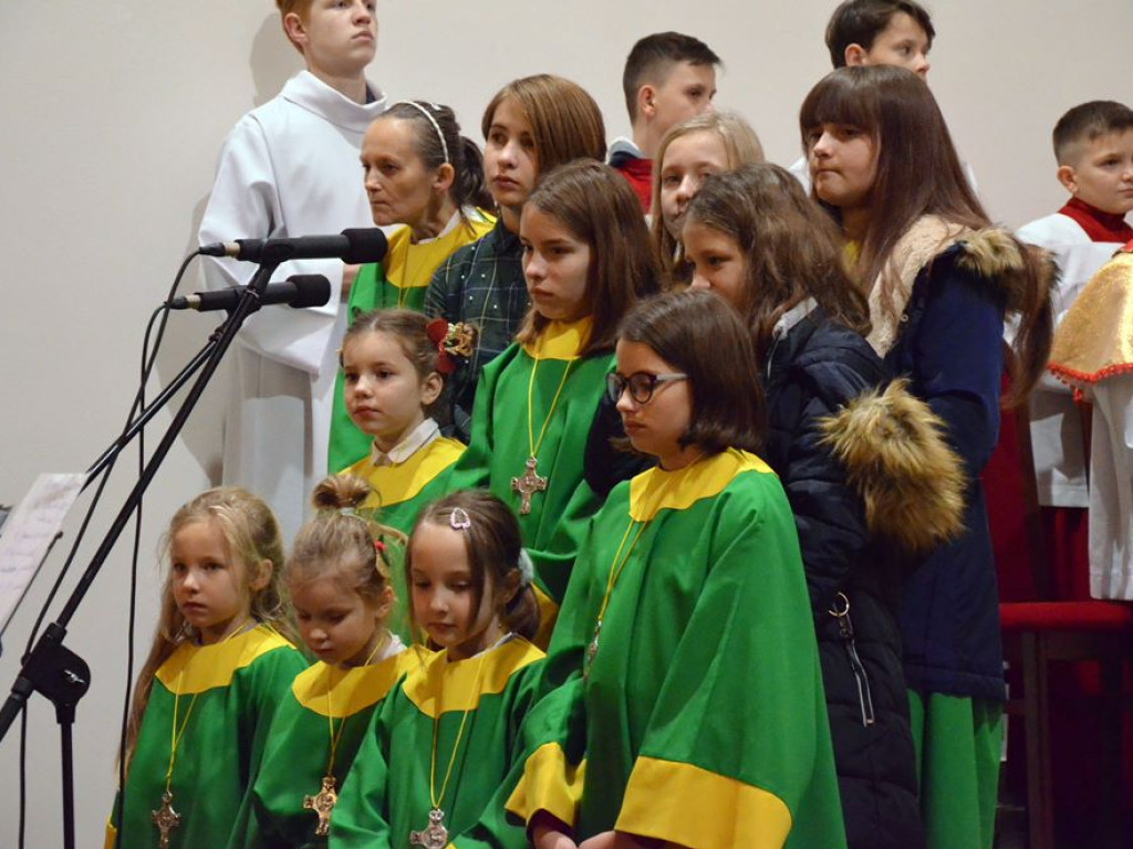 Piękny koncert kolęd podczas pasterki w wykonaniu Klemensiątek