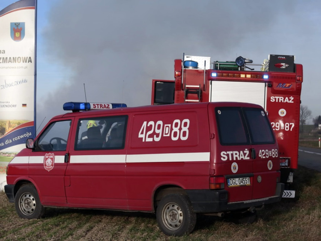 Płonie sto balotów słomy. Akcja strażaków może potrwać jeszcze wiele godzin