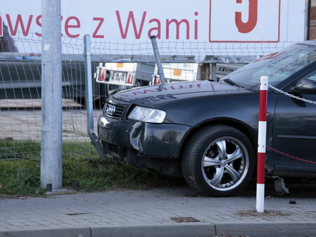 Strącił trzynaście słupków i zatrzymał się na ogrodzeniu przy ul. Wita Stwosza