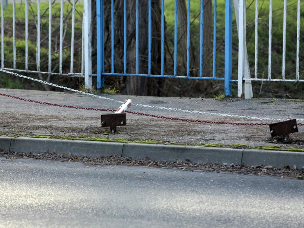 Strącił trzynaście słupków i zatrzymał się na ogrodzeniu przy ul. Wita Stwosza