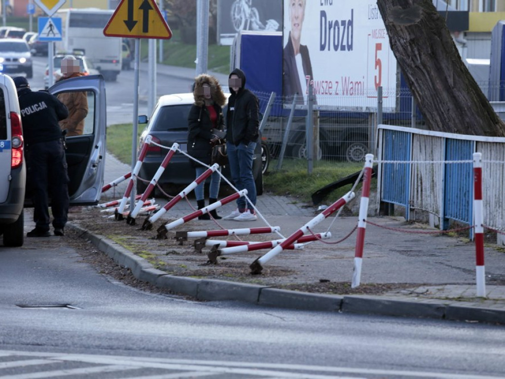 Strącił trzynaście słupków i zatrzymał się na ogrodzeniu przy ul. Wita Stwosza