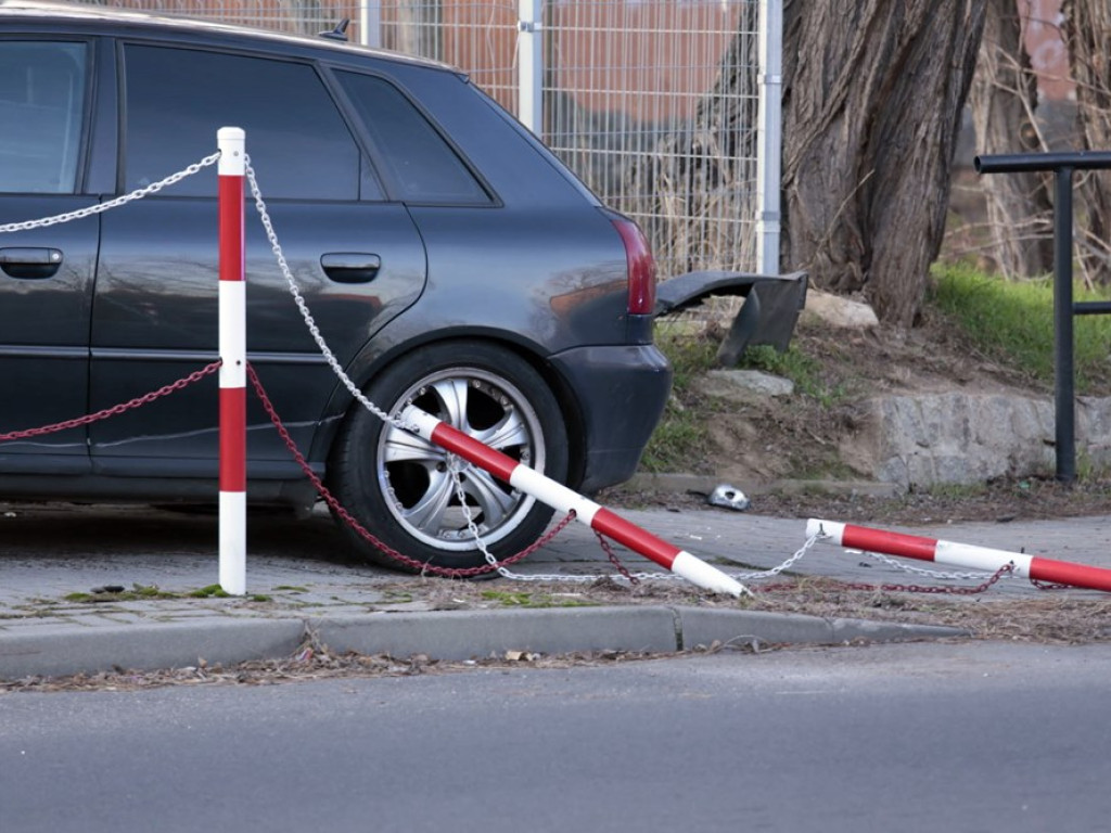 Strącił trzynaście słupków i zatrzymał się na ogrodzeniu przy ul. Wita Stwosza