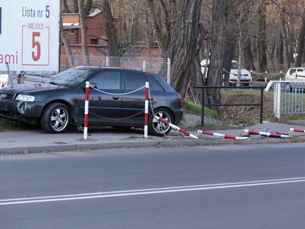 Strącił trzynaście słupków i zatrzymał się na ogrodzeniu przy ul. Wita Stwosza
