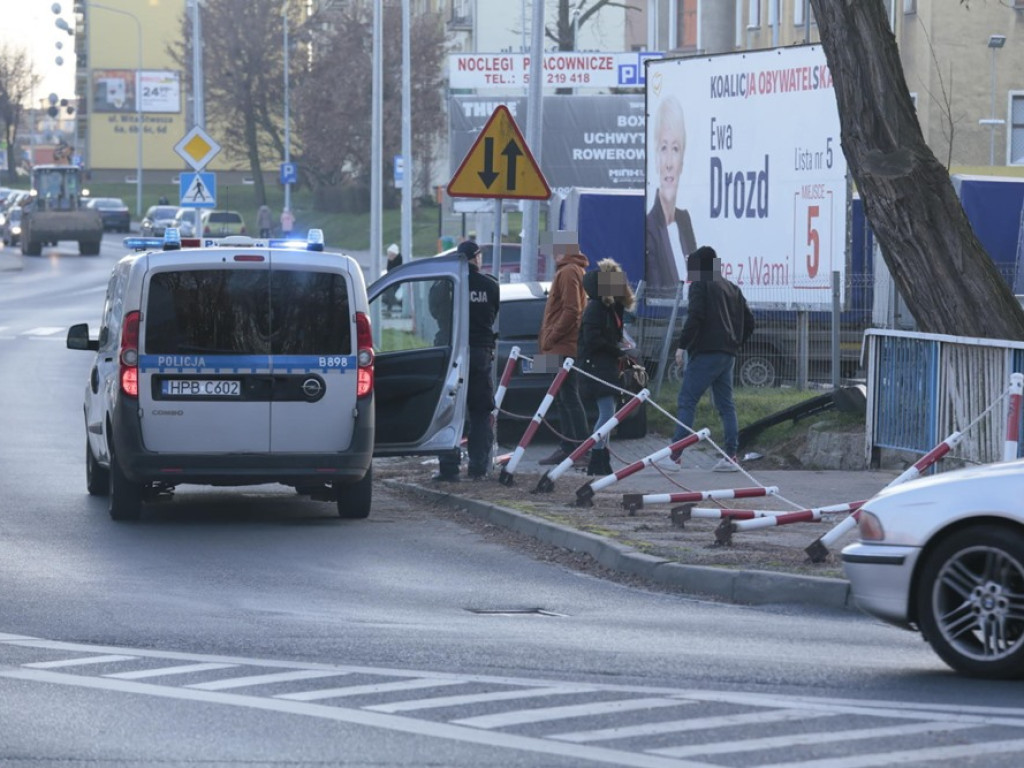 Strącił trzynaście słupków i zatrzymał się na ogrodzeniu przy ul. Wita Stwosza
