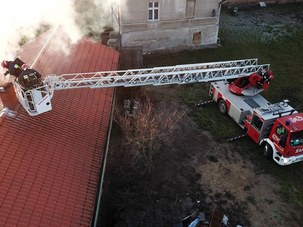 Pożar sadzy w kominie w Moszowicach. Trzy zastępy w akcji