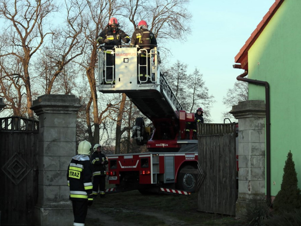 Pożar sadzy w kominie w Moszowicach. Trzy zastępy w akcji