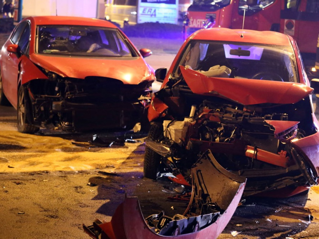 Wypadek na ulicy Legnickiej. Trzy osoby w szpitalu