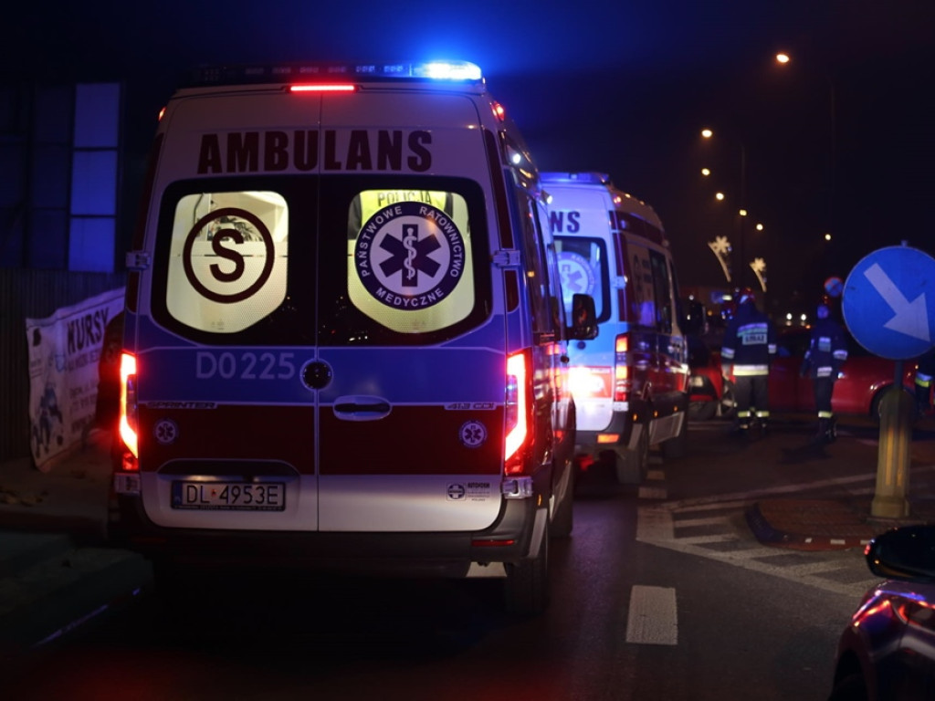 Wypadek na ulicy Legnickiej. Trzy osoby w szpitalu